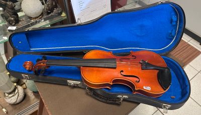 un violon dans un étui posé sur une table