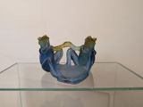 une table en verre sur laquelle se trouve un vase bleu