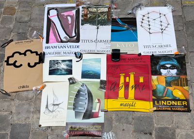 beaucoup d'affiches posées par terre les unes à côté des autres