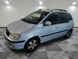 la photo d'une petite camionnette bleue garée dans un garage