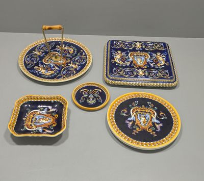 plusieurs pièces de poterie bleues et jaunes ornées d'un lion