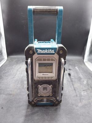 une petite radio posée sur une table