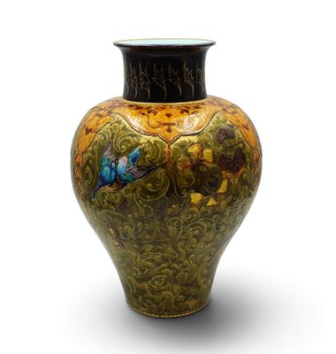 un vase sur lequel est peint un oiseau sur fond blanc