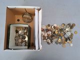 une boîte remplie de pièces de monnaie posée sur une table