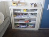 une bibliothèque remplie de livres, placée dans un coin de la pièce