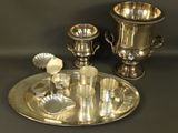 un plateau en argent avec des tasses en argent et un plateau en argent sur lequel sont posées des tasses en argent