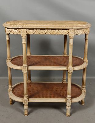 une table blanche à trois niveaux, recouverte de osier