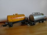 deux wagons de train miniature posés sur une table