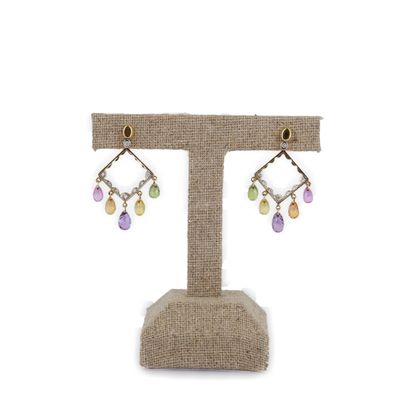gros plan d'une paire de boucles d'oreilles sur un support