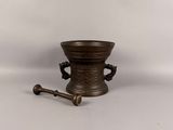mortier et pilon en laiton ancien sur fond blanc