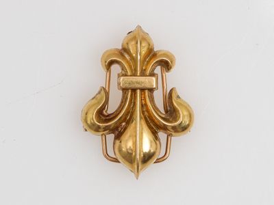 une image représentant une broche en or ornée d'un motif décoratif