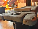une photo d'un salon avec un canapé et un fauteuil