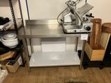 une machine posée sur une table dans une pièce