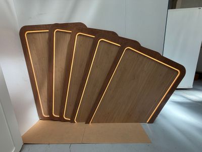 quatre morceaux de bois surmontés d'une bande lumineuse