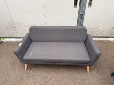 Canapé tissu gris, à piétement scandinave en bois claire, SO…