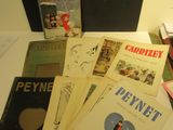 Plusieurs livres sont empilés sur une table à côté d'une lampe