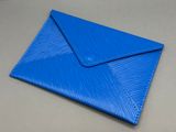 un gros plan d'une enveloppe bleue posée sur une table