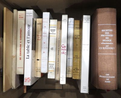 de nombreux livres qui se trouvent sur une étagère dans une boîte à livres