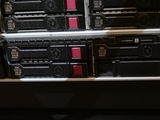 de nombreux disques durs empilés les uns sur les autres