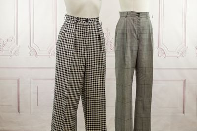 Deux mannequins se tiennent côte à côte devant un mur blanc.