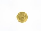 une image d'une pièce d'or sur une surface blanche