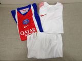une chemise et un short posés sur un canapé, à côté d'un oreiller