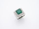 bague en émeraude et diamant sur fond blanc