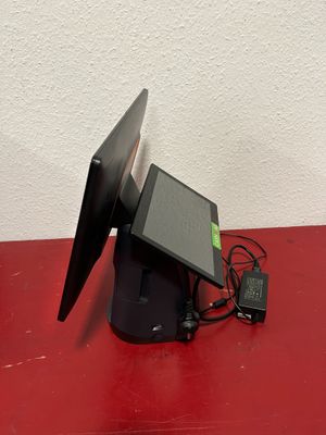 une table rouge sur laquelle se trouvent un écran et un chargeur