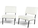deux chaises blanches aux pieds noirs sur fond blanc