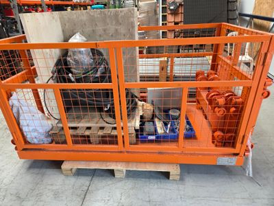 une cage orange contenant tout un tas d'objets