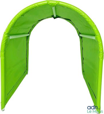 une tente verte sur fond blanc et un fond blanc