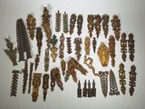 une photo représentant une collection d'objets anciens en laiton posés sur une surface blanche