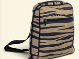 un sac à dos à motif zébré sur fond blanc