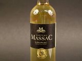 une bouteille de vin posée sur une table
