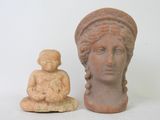 une statue représentant une femme et une statue représentant un enfant