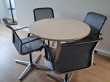 une image représentant une table et des chaises dans une pièce