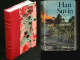 deux livres posés côte à côte sur une table