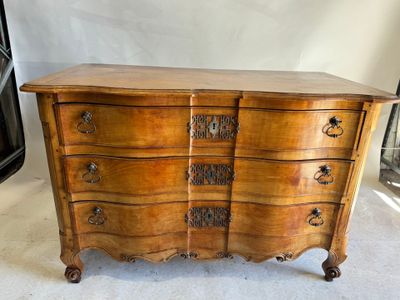 Commode à façade galbée en bois mouluré ouvrant par trois ti…