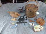 beaucoup d'oiseaux posés sur une table