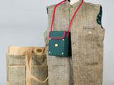 une photo représentant un gilet et un sac fourre-tout pour homme, présentés sur un mannequin
