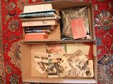 une boîte remplie de livres posée sur un tapis