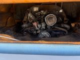 un camion avec un moteur à l'arrière