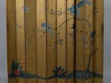 une image représentant un paravent orné de motifs d'oiseaux et de fleurs