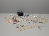 une table sur laquelle sont posés de nombreux bijoux