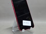 un téléphone portable posé sur un support sur une table