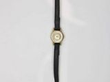 une montre avec un bracelet noir et un cadran blanc