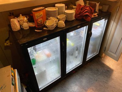 un réfrigérateur sur lequel sont posées plusieurs assiettes