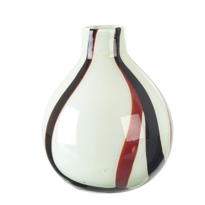 un vase blanc orné d'une rayure noire et rouge