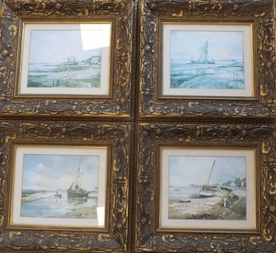 quatre tableaux encadrés représentant des bateaux sur une plage et un bateau dans l'eau