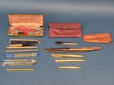 tout un tas de stylos et de crayons de toutes sortes dans un étui